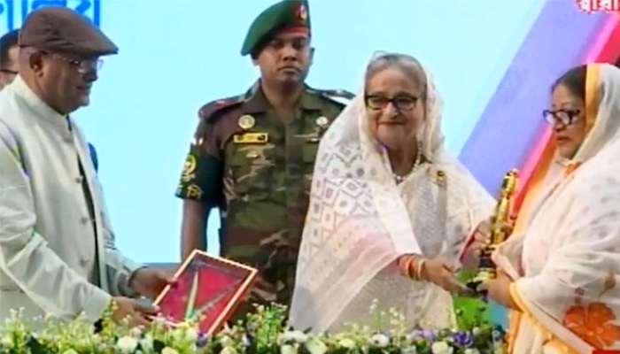 জাতীয় চলচ্চিত্র পুরস্কার তুলে দিলেন প্রধানমন্ত্রী