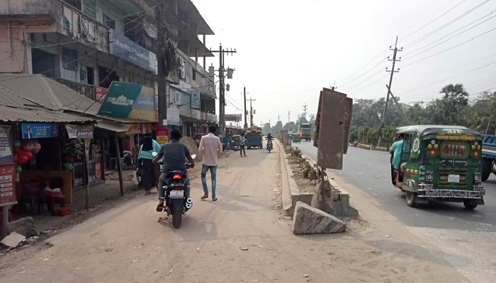 চৌমুহনী-ফেনী মহাসড়ক উন্নয়ন কাজে ধীরগতি