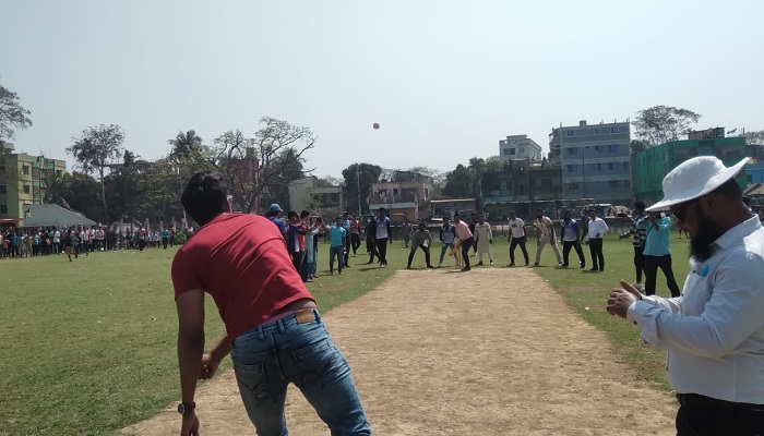 নায়কের বলে ক্রিকেটার হাঁকালেন ছক্কা!