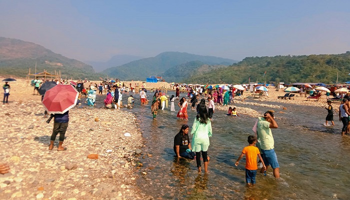বেড়াতে পারেন সাদা পাথরের রাজ্যে