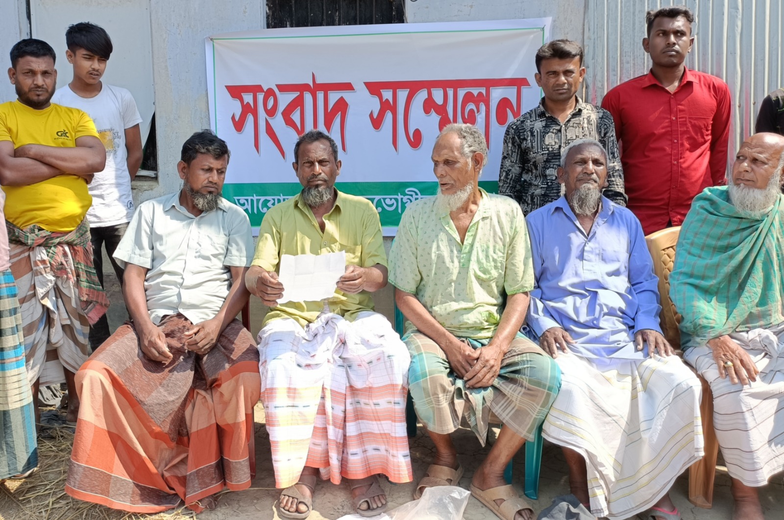 প্রকাশ্যে চাকু নিয়ে ঘুড়ে বেড়ান বখাটে আদম