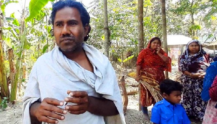 প্রকাশ্যে চাকু নিয়ে ঘুড়ে বেড়ান বখাটে আদম