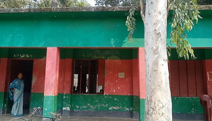 বিদ্যালয়ে দশটার পরেও হাজির হননি পাঁচ শিক্ষক!