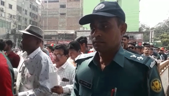 কঠোর নিরাপত্তায় মাঠে প্রবেশ করছেন দর্শকরা