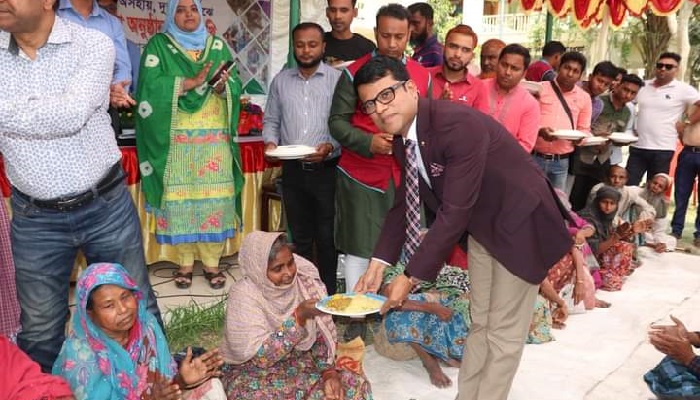 বিনামূল্যে খাবার বিতরণ করলেন জেলা প্রশাসক