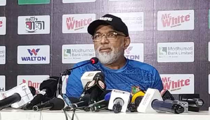সংবাদ সম্মেলনে স্ত্রীর কল, বিব্রত হাথুরু