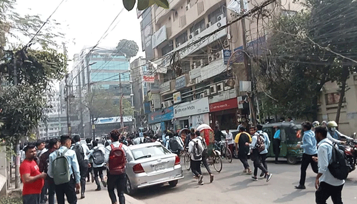 সায়েন্স ল্যাবে তিন প্রতিষ্ঠানের শিক্ষার্থীদের মধ্যে সংঘর্ষ