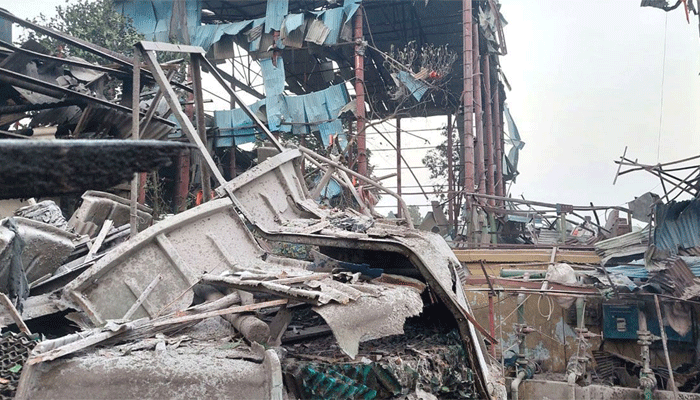 সীতাকুণ্ডে দ্বিতীয় দিনের উদ্ধার অভিযান চলছে