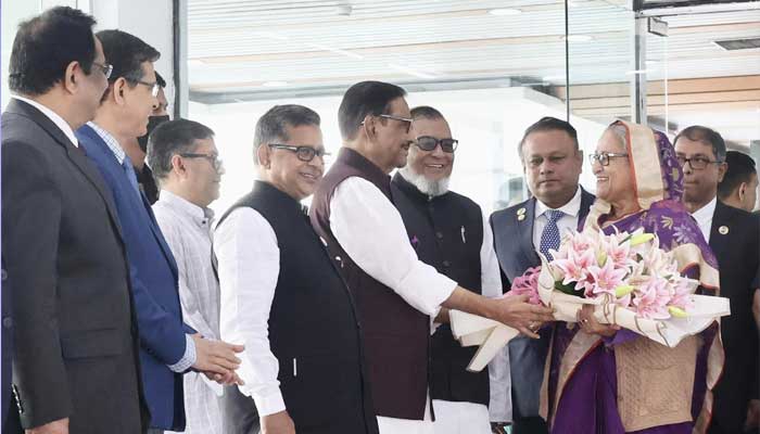 দেশে ফিরলেন প্রধানমন্ত্রী