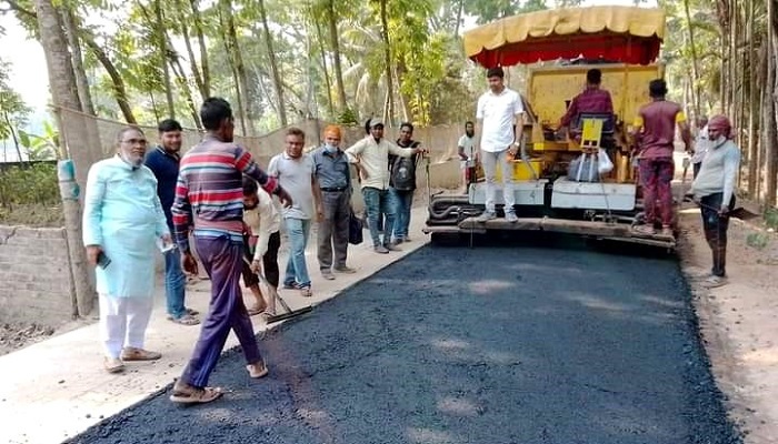 উন্নয়নমূলক কাজ পরিদর্শনে ঝিকরগাছা পৌর মেয়র