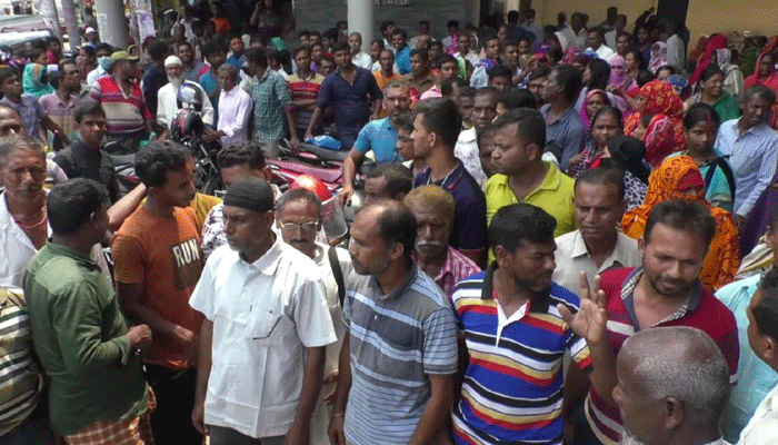 সাতক্ষীরায় এনজিও’র হাতিয়ে নেয়া টাকা ফেরতের দাবিতে ধর্মঘট