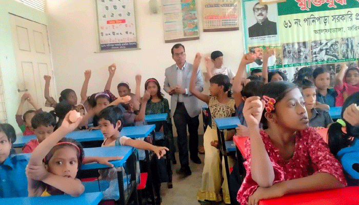 আলফাডাঙ্গায় শিক্ষার্থীদের মাঝে বিনামূল্যে ডিম বিতরণ
