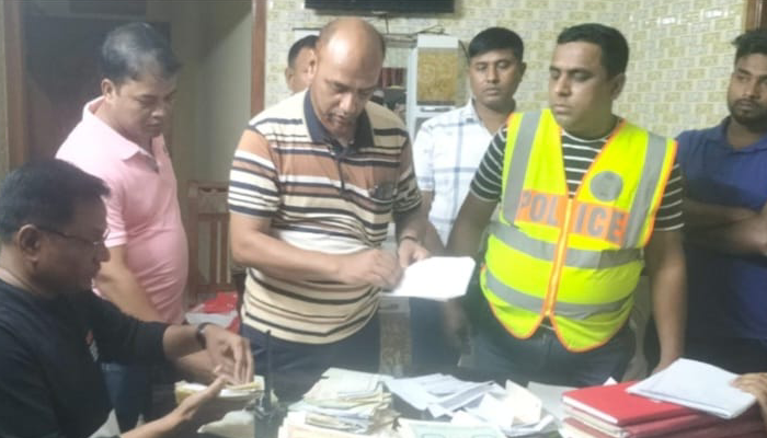 গাংনীতে সুদ কারবারির বাড়িতে পুলিশের হানা