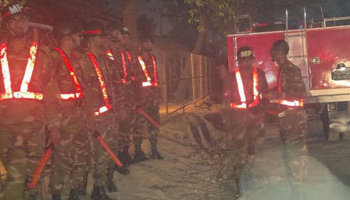 তুলার গোডাউনে আগুন: নিয়ন্ত্রণে যোগ দিয়েছে সেনাবাহিনী