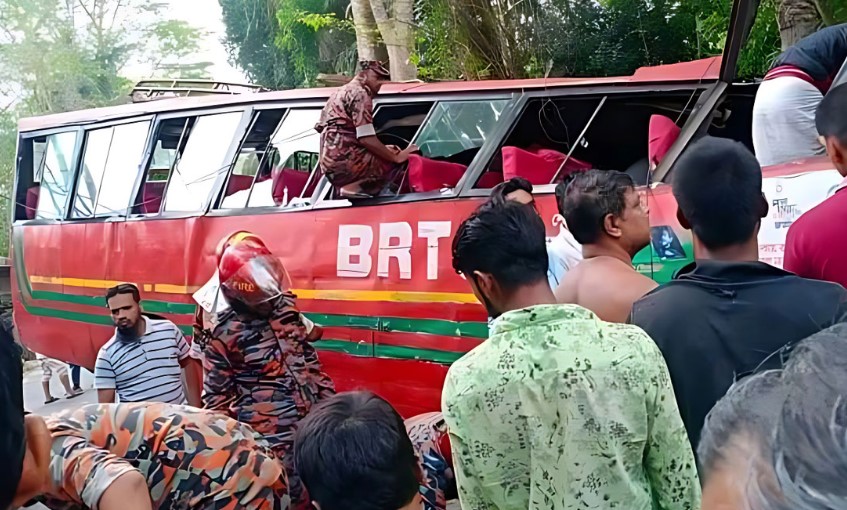 ঝালকাঠিতে বিদ্যুতের খুঁটির সঙ্গে বাসের ধাক্কা, নিহত ২