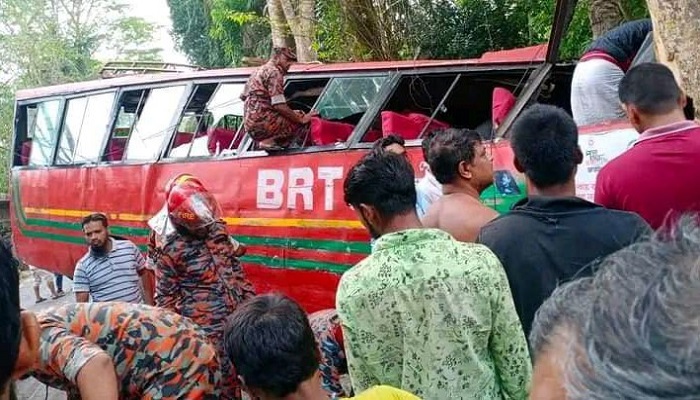 ঝালকাঠিতে বিদ্যুতের খুঁটির সঙ্গে বাসের ধাক্কা, নিহত ২