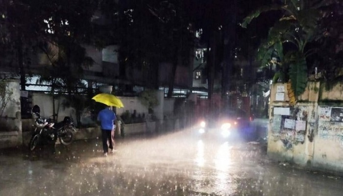 রাতে ঢাকাসহ বিভিন্ন জেলায় ঝোড়ো হাওয়া ও বৃষ্টি