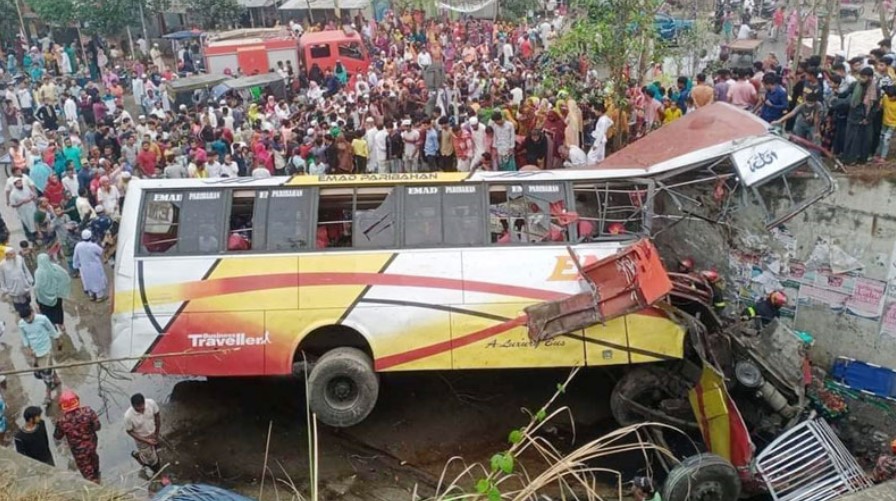 মাদারীপুরে যাত্রীবাহী বাস খাদে, নিহত ২০
