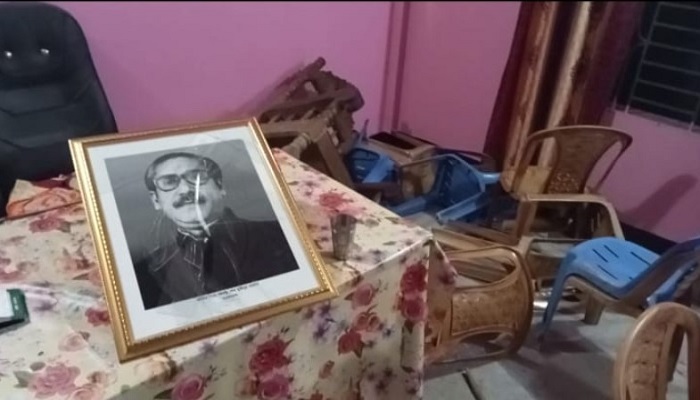 নোয়াখালীতে চেয়ারম্যানের অফিসে হামলা-ভাঙচুর ও লুটপাট