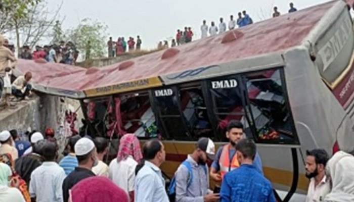 মাদারীপুরে যাত্রীবাহী বাস খাদে, নিহত ২০
