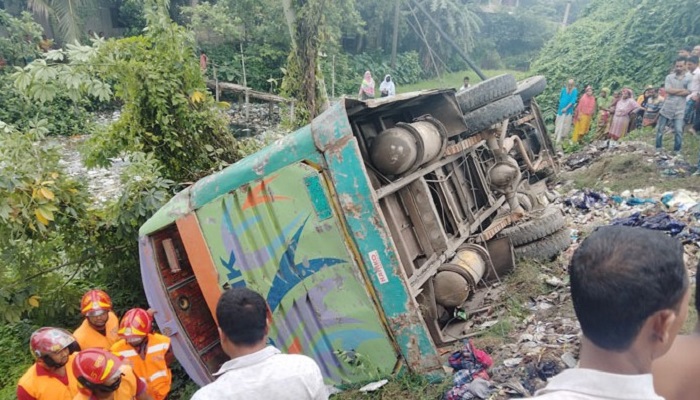 ঝালকাঠিতে বিদ্যুতের খুঁটির সঙ্গে বাসের ধাক্কা, নিহত ২