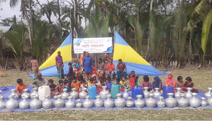 পাথরঘাটায় খালি কলসী নিয়ে সুপেয় পানির দাবি