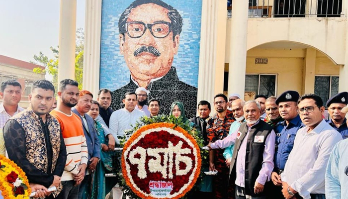 শান্তিগঞ্জে পুষ্পস্তবক অর্পণ ও আলোচনা সভা