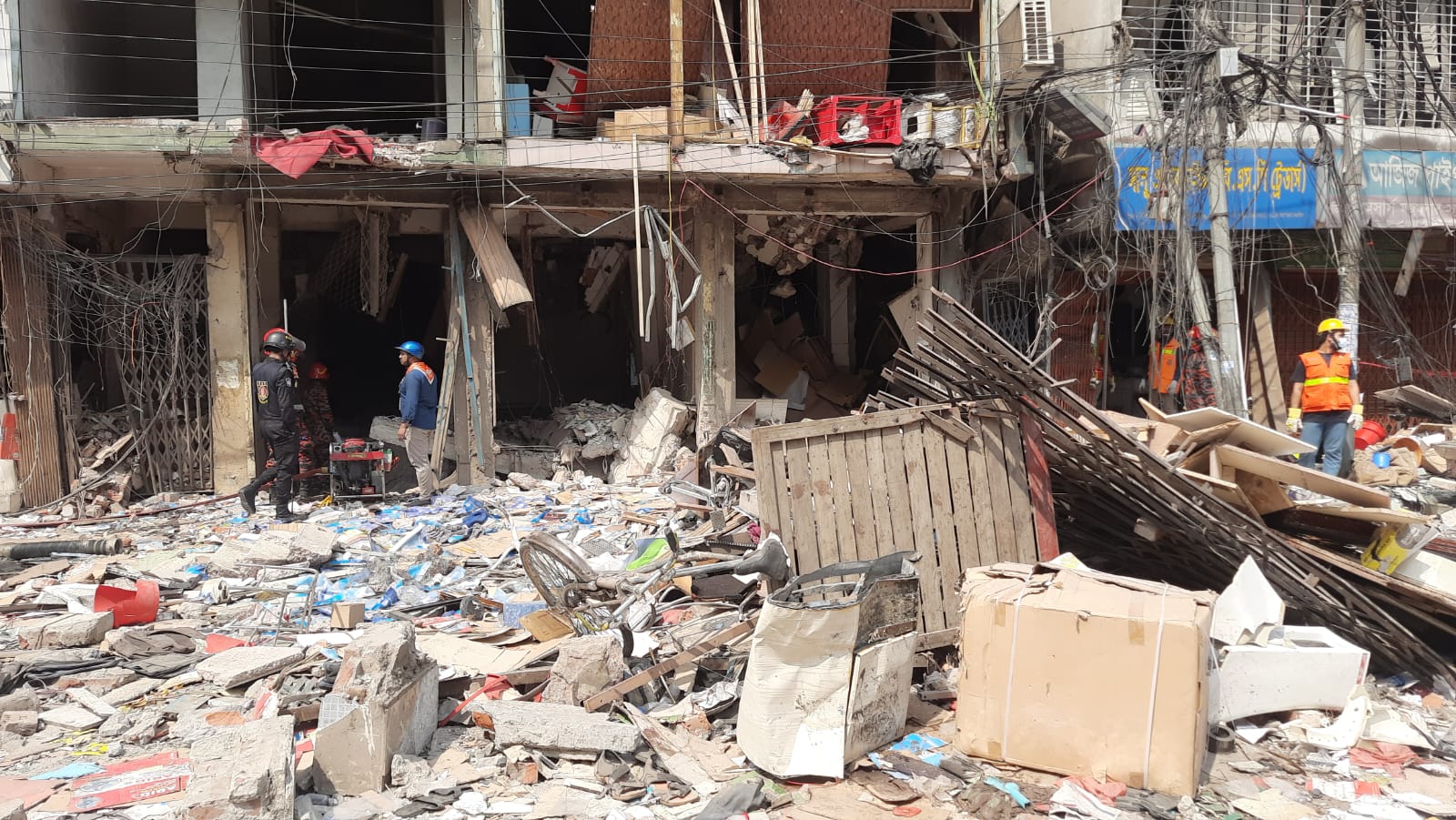 সেই ক্ষতিগ্রস্ত ভবনে ফের চলছে উদ্ধার অভিযান