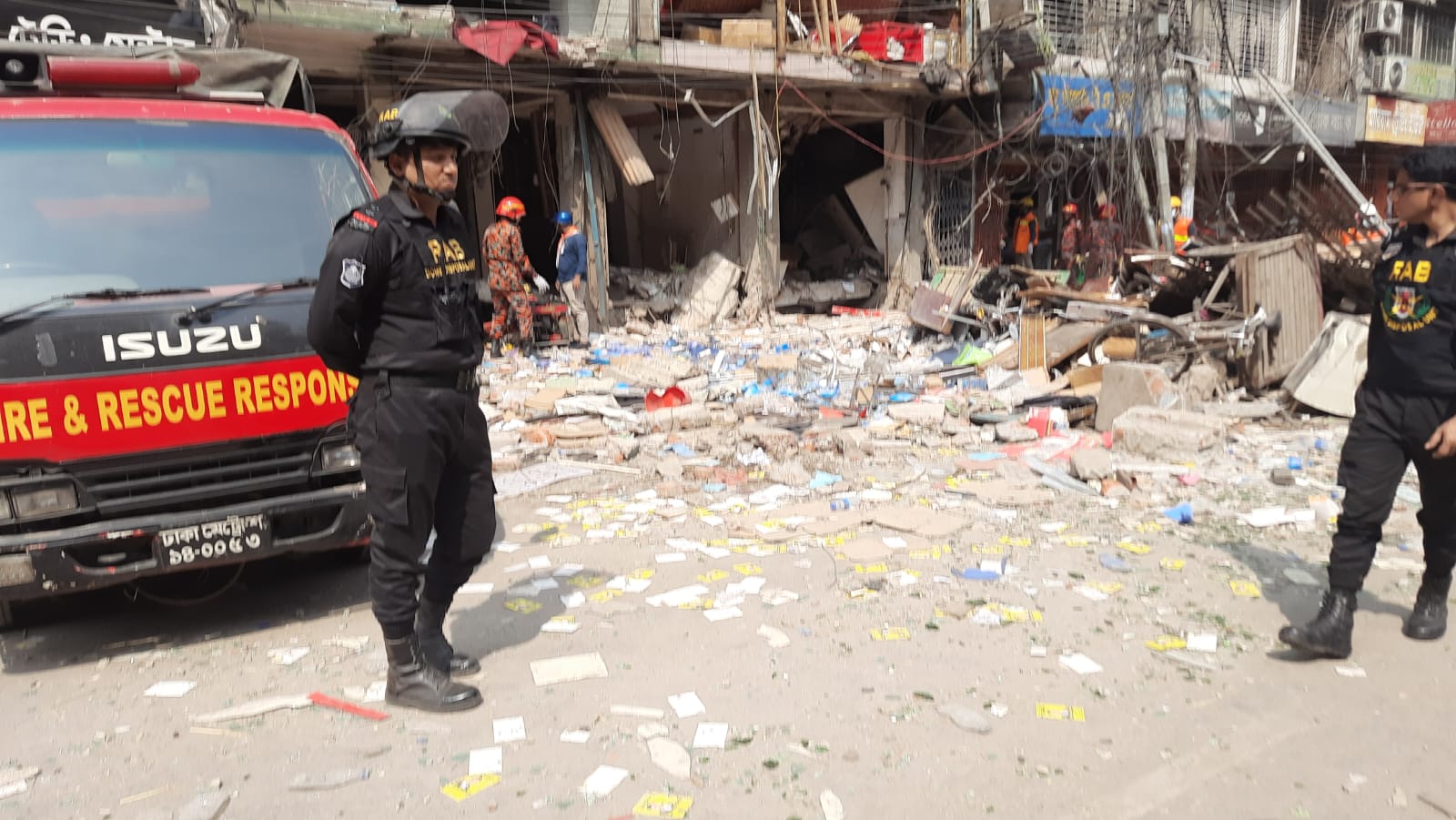 সেই ক্ষতিগ্রস্ত ভবনে ফের চলছে উদ্ধার অভিযান