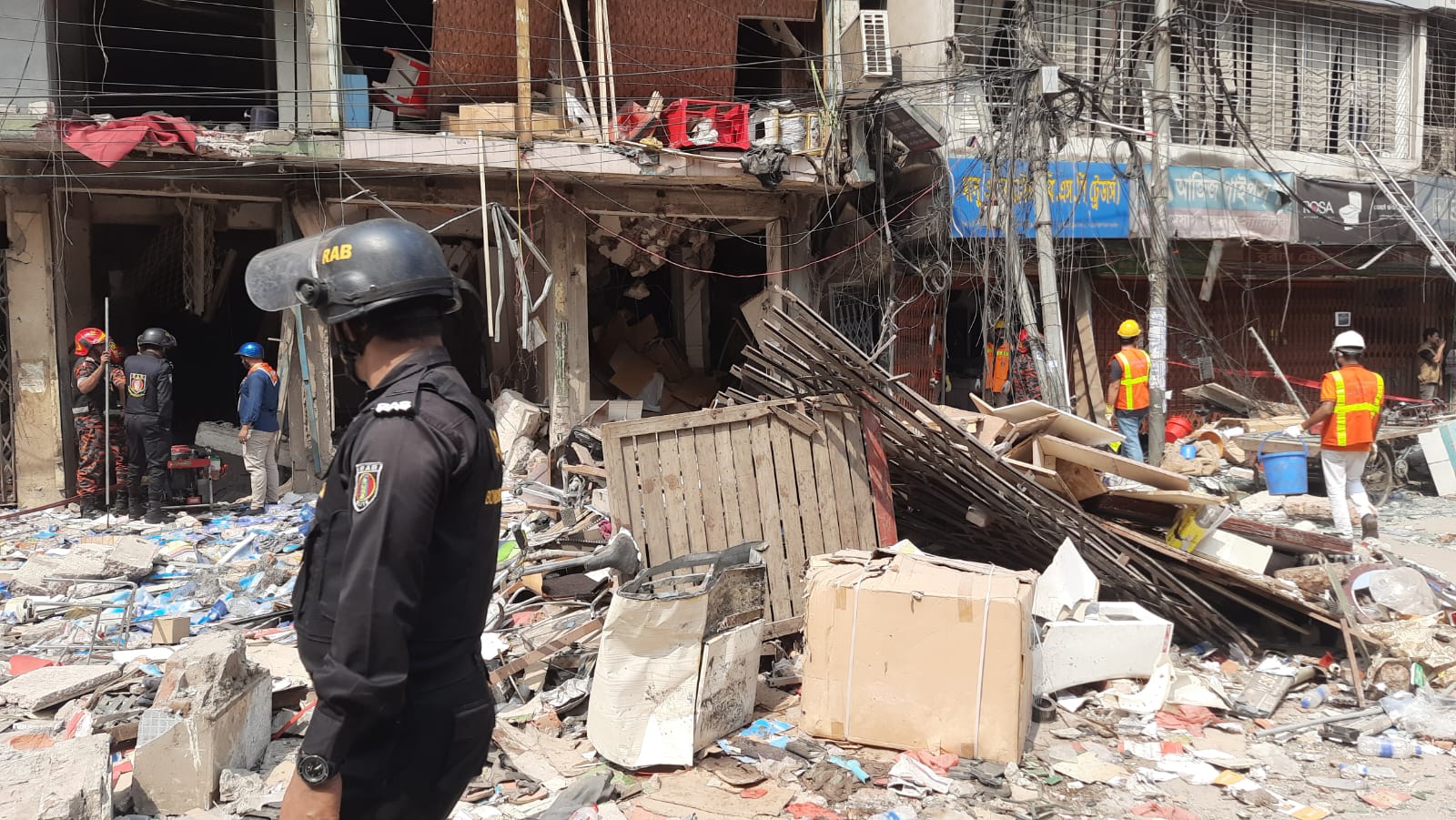 সেই ক্ষতিগ্রস্ত ভবনে ফের চলছে উদ্ধার অভিযান