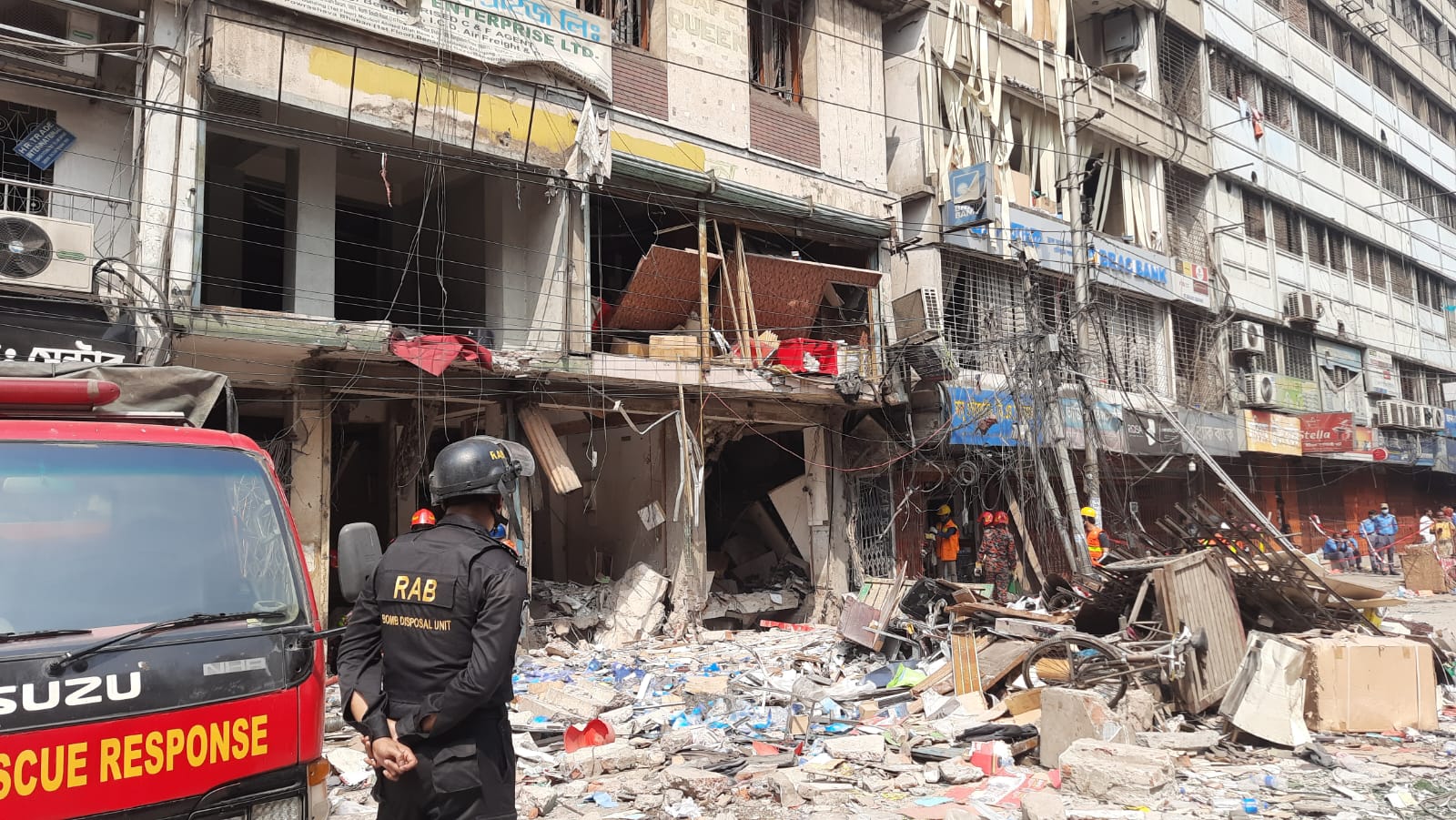 সেই ক্ষতিগ্রস্ত ভবনে ফের চলছে উদ্ধার অভিযান