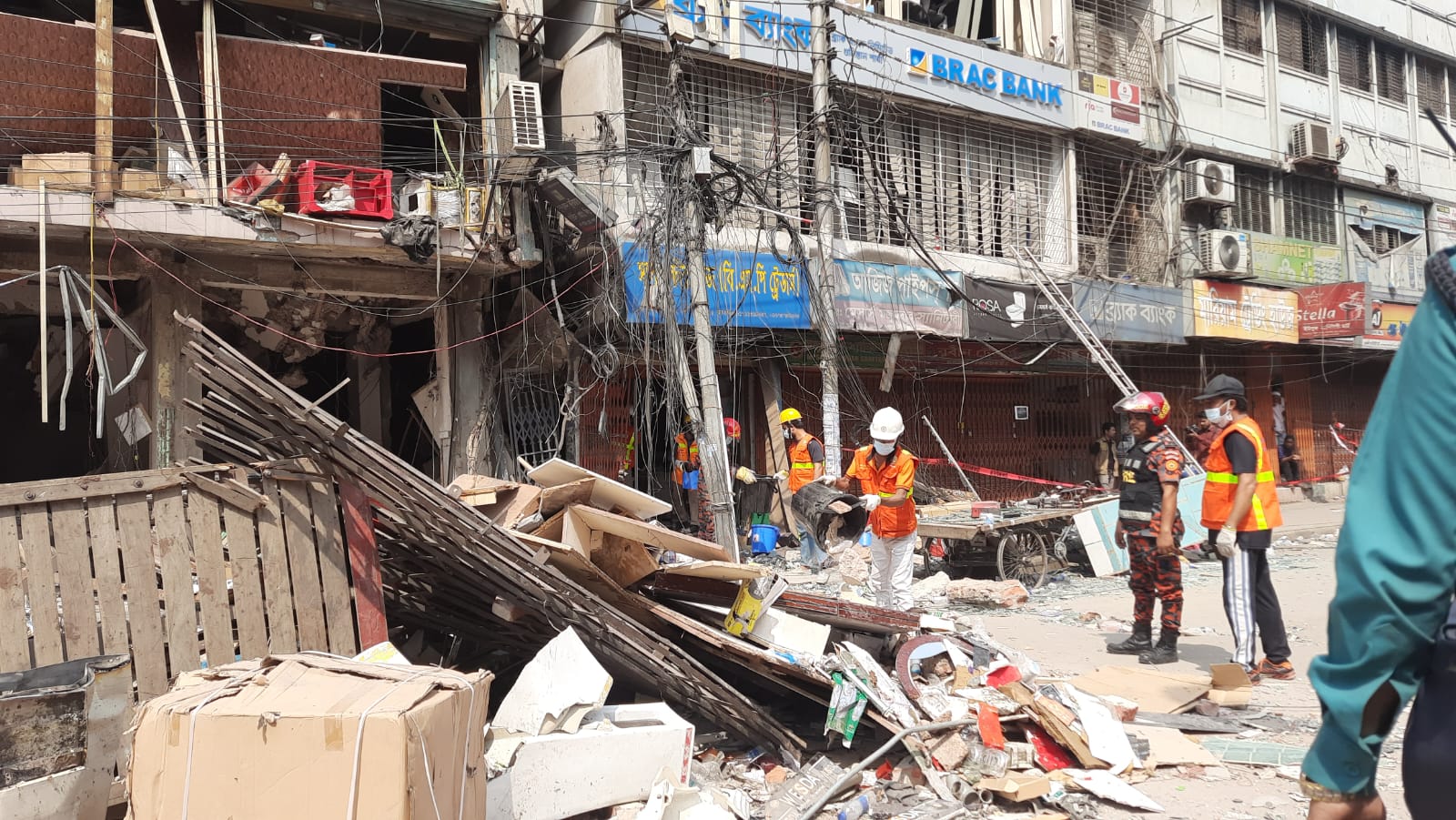 সেই ক্ষতিগ্রস্ত ভবনে ফের চলছে উদ্ধার অভিযান