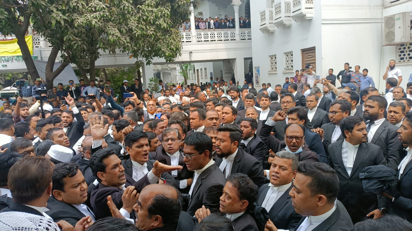 প্রধান বিচারপতির দ্বারস্থ বিএনপির আইনজীবীরা