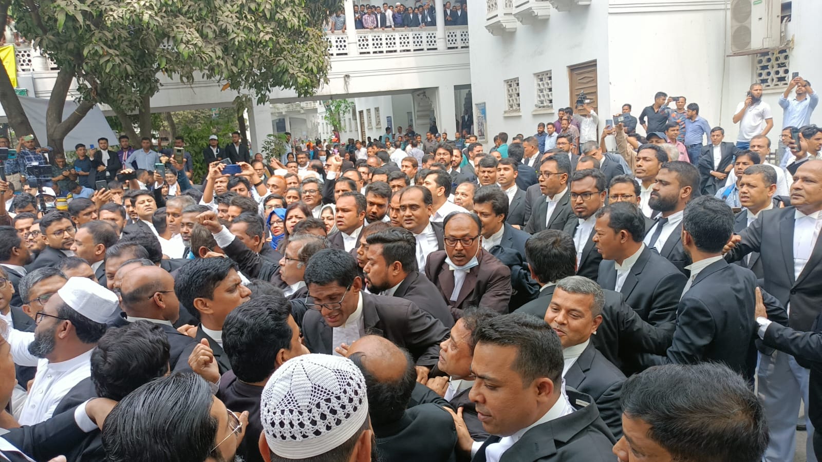 প্রধান বিচারপতির দ্বারস্থ বিএনপির আইনজীবীরা