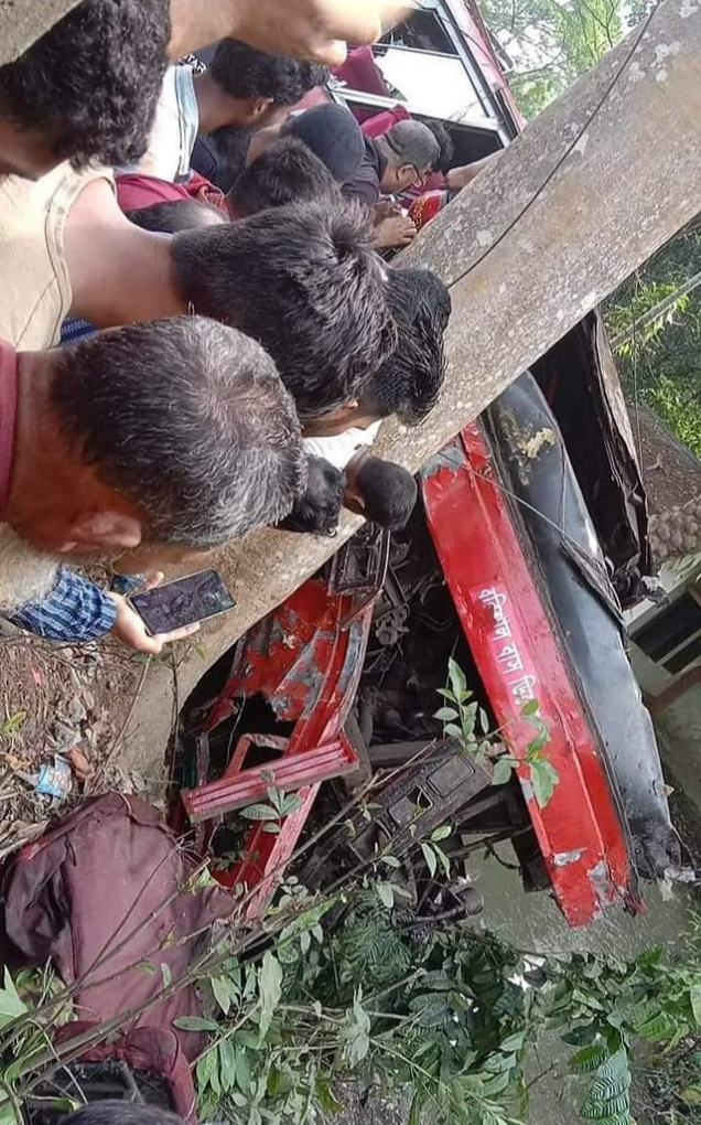 ঝালকাঠিতে বিদ্যুতের খুঁটির সঙ্গে বাসের ধাক্কা, নিহত ২