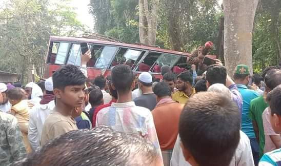 ঝালকাঠিতে বিদ্যুতের খুঁটির সঙ্গে বাসের ধাক্কা, নিহত ২