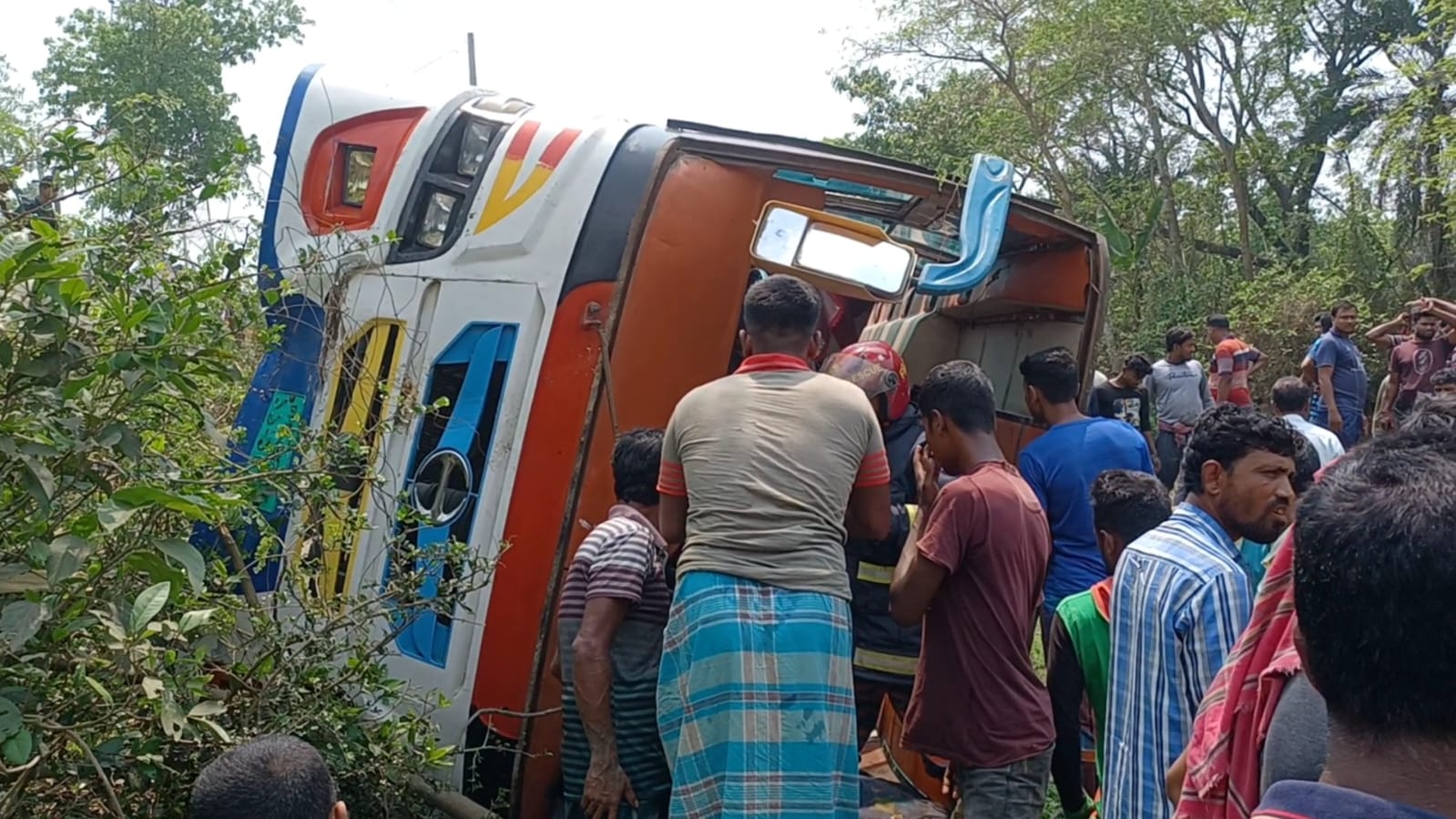 কালীগঞ্জে নিয়ন্ত্রণ হারিয়ে যাত্রীবাহী বাস খাদে পড়ে নিহত ১