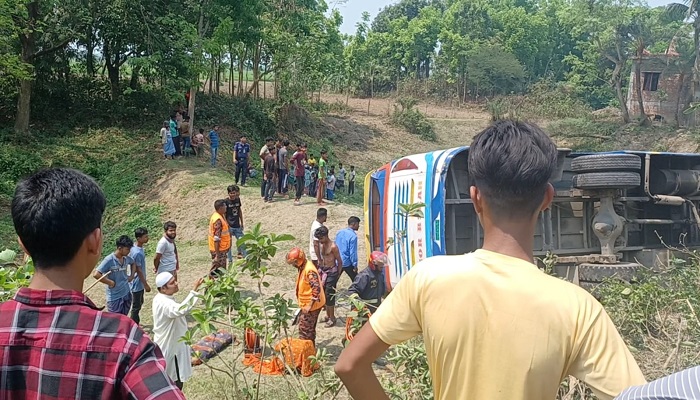 কালীগঞ্জে নিয়ন্ত্রণ হারিয়ে যাত্রীবাহী বাস খাদে পড়ে নিহত ১