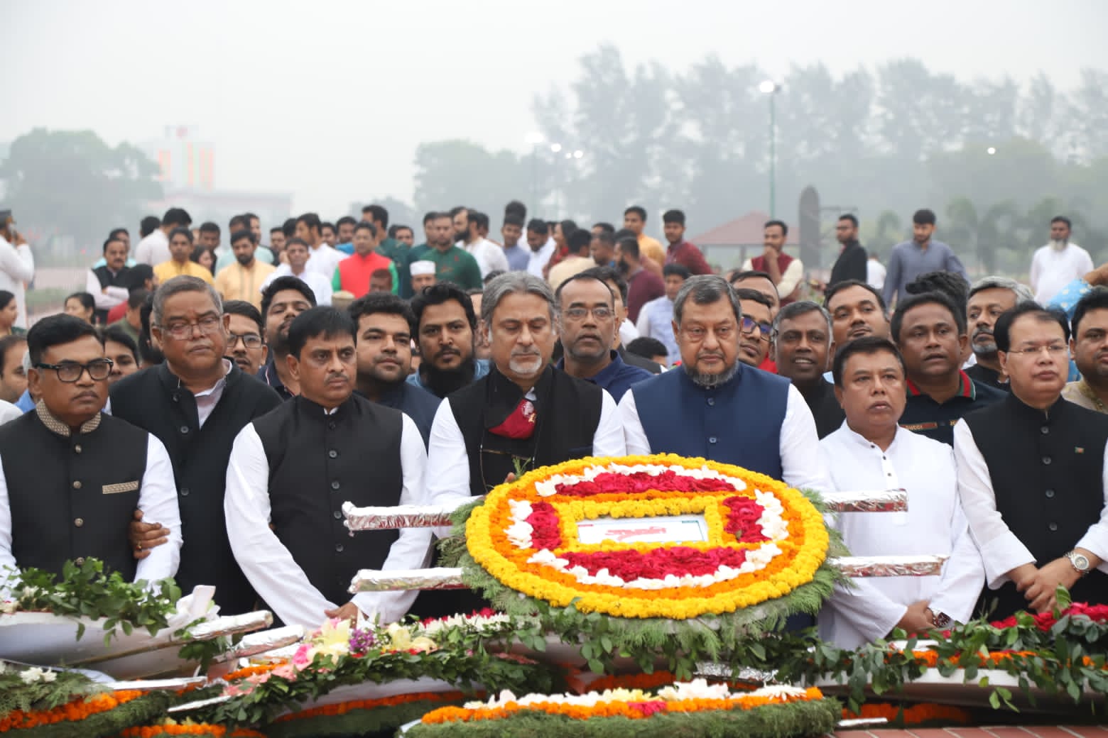 স্মৃতিসৌধে সর্বস্তরের মানুষের শ্রদ্ধা