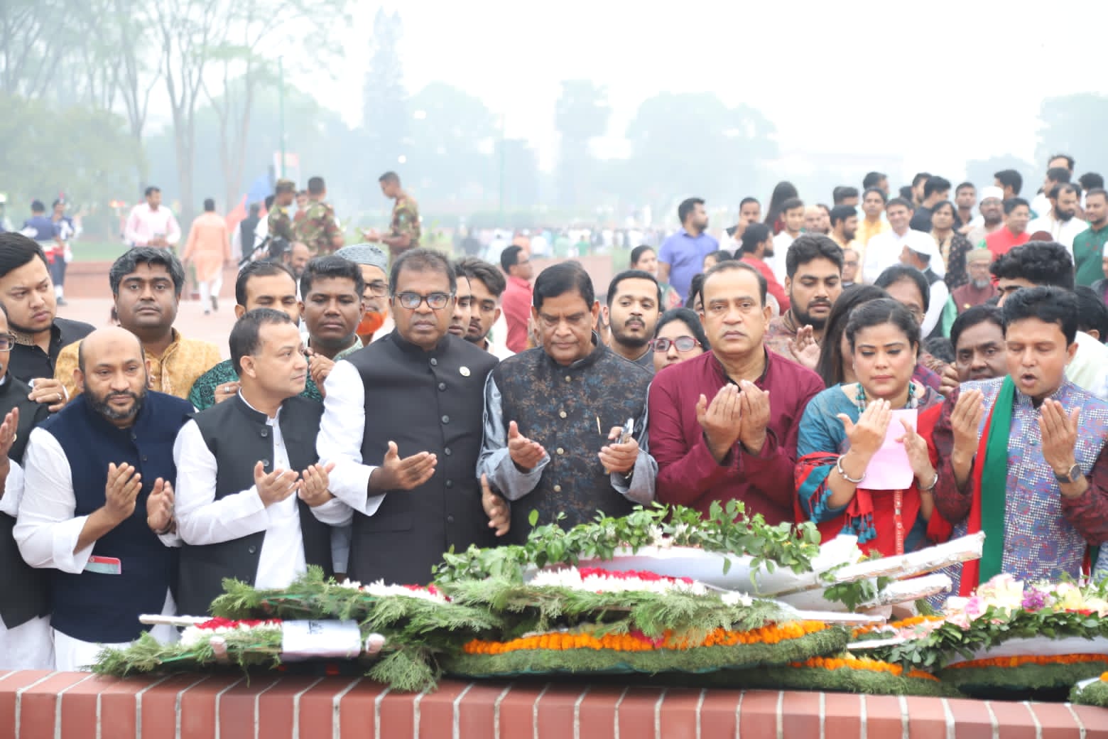 স্মৃতিসৌধে সর্বস্তরের মানুষের শ্রদ্ধা