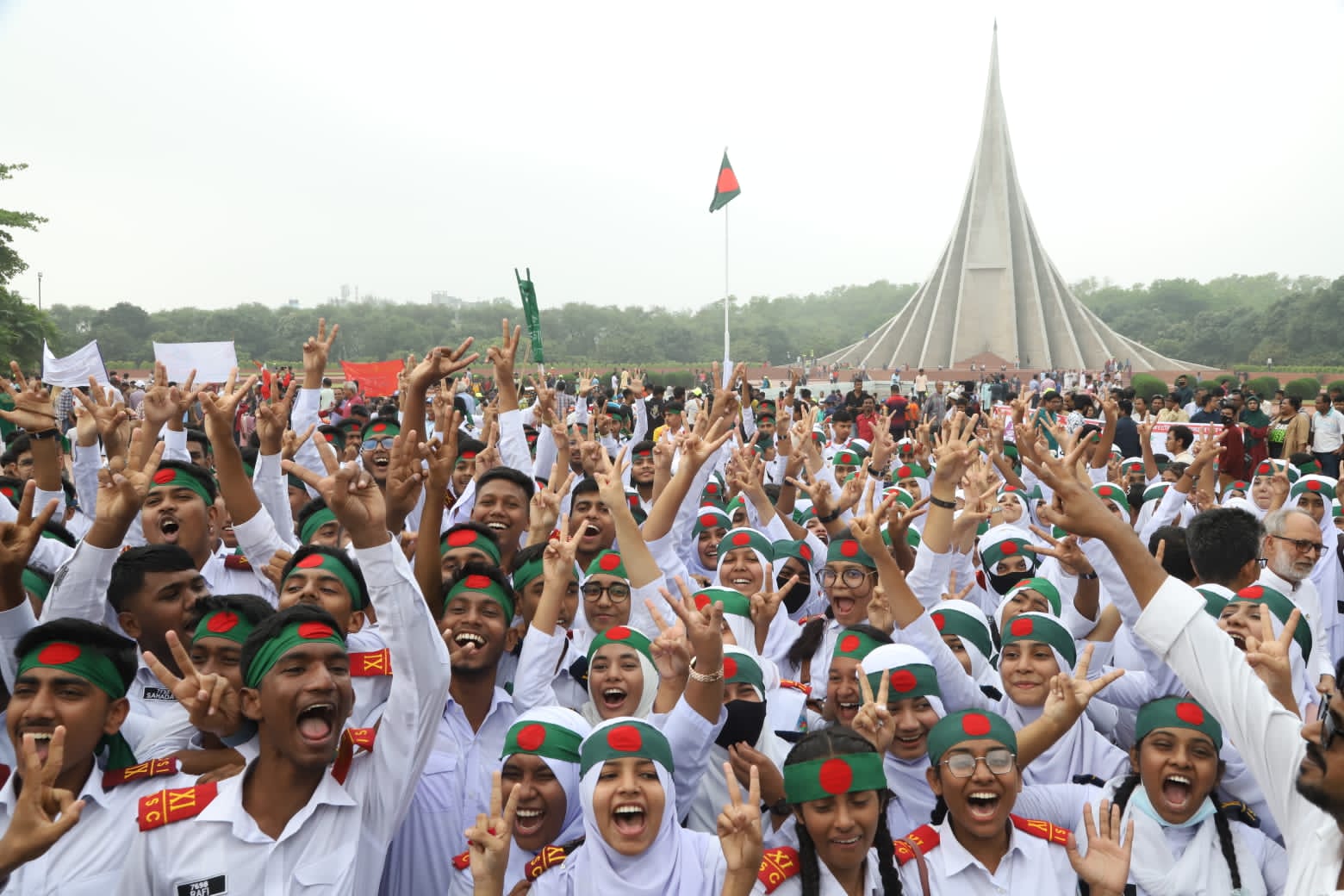 স্মৃতিসৌধে সর্বস্তরের মানুষের শ্রদ্ধা