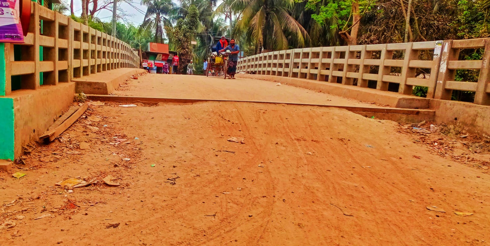 এপ্রোচ নেই সড়কে, চরম দুর্ভোগে সাধারণ মানুষ