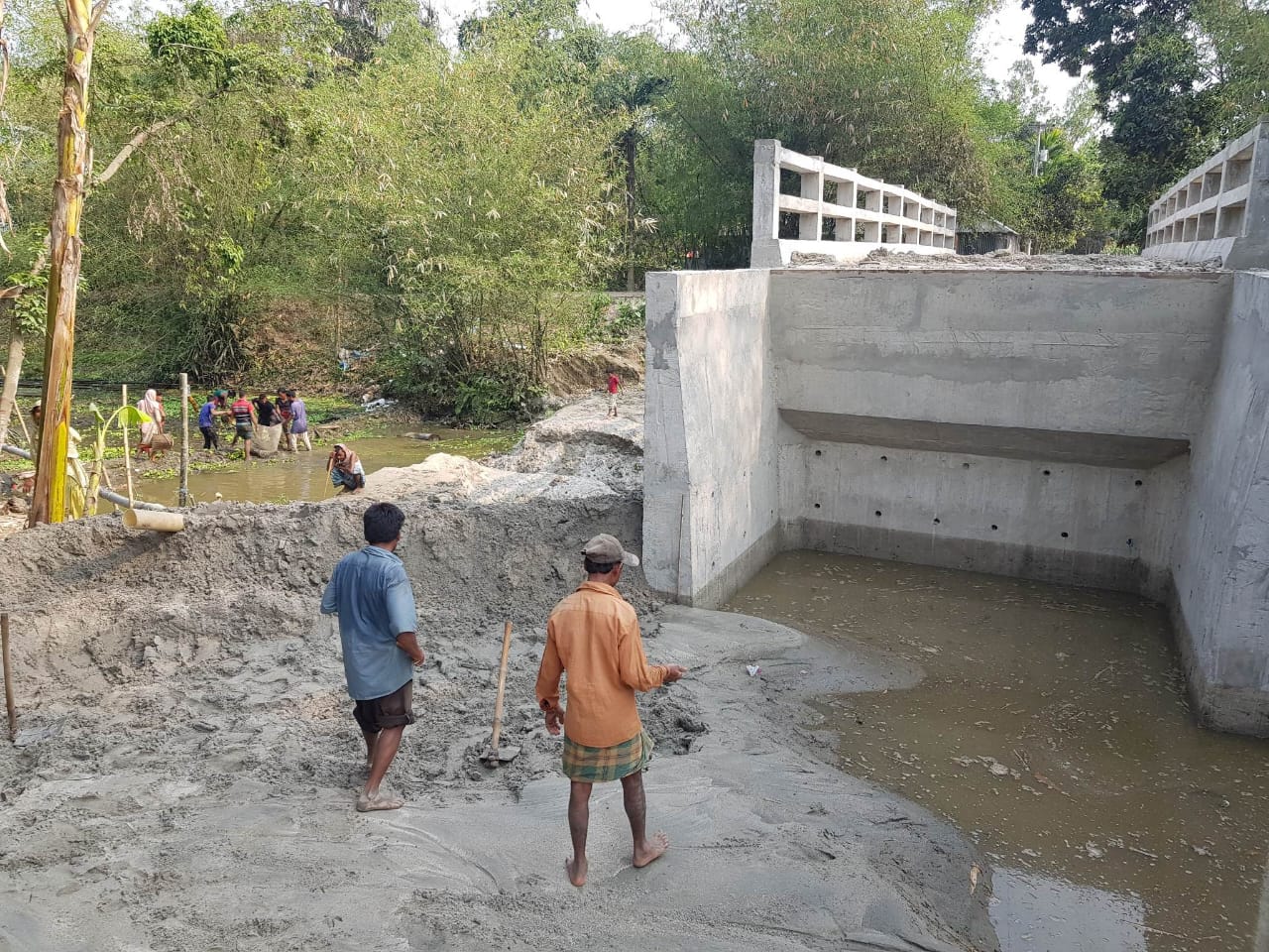 অবৈধ বালু উত্তোলনের ছবি তোলায় সাংবাদিককে মারধর