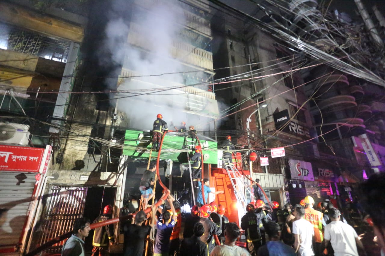 ওয়ারীতে অগ্নিকাণ্ড: ৪৫ মিনিটের চেষ্টায় নিয়ন্ত্রণে