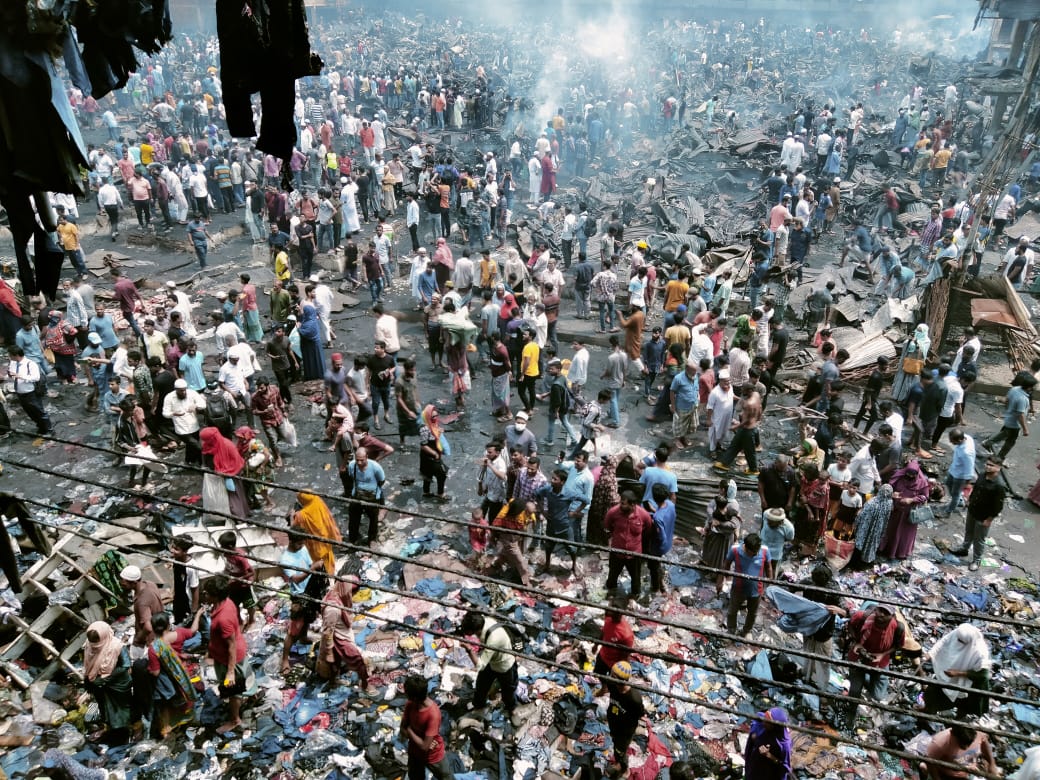 স্বপ্ন হলো ছাই, ভোরের কাগজের ছবিতে বঙ্গবাজার অগ্নিকাণ্ড