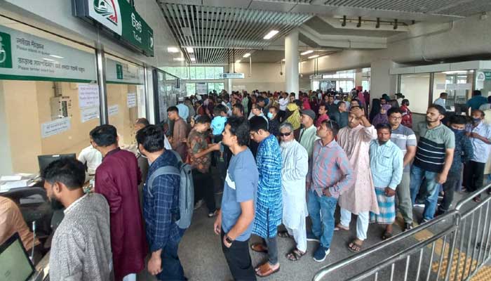 বাড়তি আনন্দে মেট্রোরেলের টিকেট কাটছে নগরবাসী