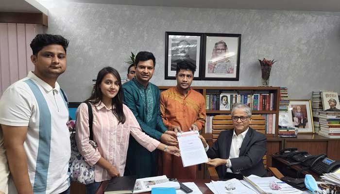 ঢাবি অধ্যাপক ইমতিয়াজের বিরুদ্ধে ব্যবস্থা নিতে ছাত্রলীগের স্মারকলিপি