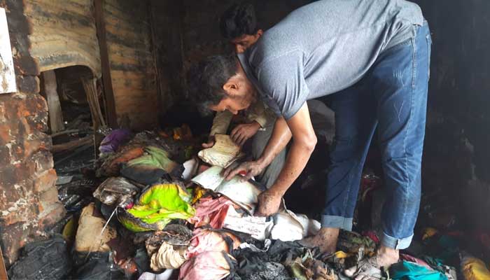 অঙ্গার হওয়া আসবাব সরাচ্ছে দোকানিরা