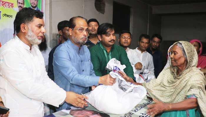 কুড়িলে দুস্থদের ঈদসামগ্রী বিতরণ জিএম কাদেরের