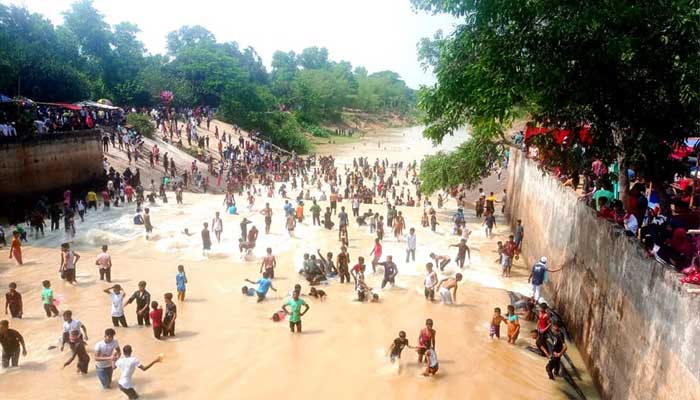 বহরা রাবার ড্যামে দর্শনার্থীদের উপচেপড়া ভিড়